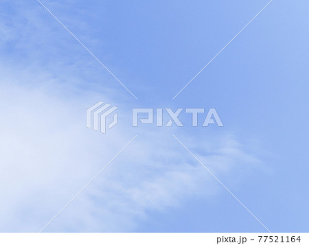 やさしい水色の青空と雲 空背景 空と雲 やさしい水色の青空と雲 空背景 空と雲 77521164