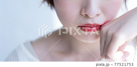 ジェンダーレス LGBT 口紅を拭う女 バナーサイズ ジェンダーレス LGBT 口紅を拭う女 バナーサイズ 77521753