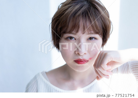ジェンダーレス　LGBT 口紅を拭う女 77521754