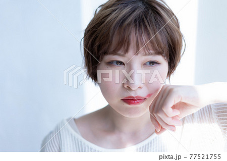 ジェンダーレス　LGBT 口紅を拭う女 77521755