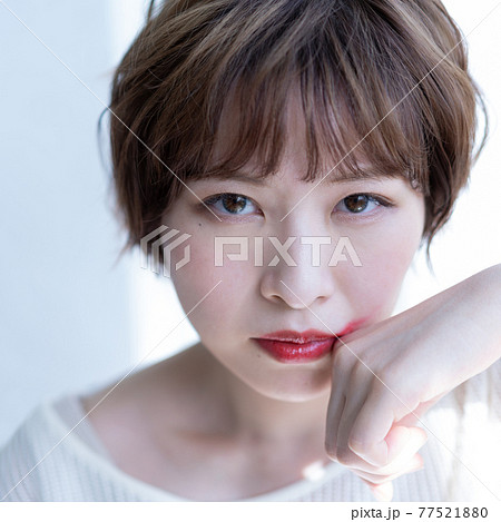 ジェンダーレス　LGBT 口紅を拭う女　正方形 77521880