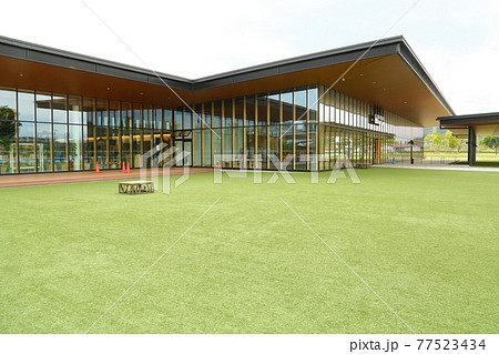 大阪府高槻市・安満遺跡公園のモダンなパークセンターと広大な芝生　安満遺跡公園 77523434
