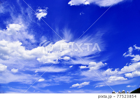 真っ青な空に優雅に漂う白い雲の写真素材 [77523854] - PIXTA