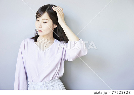 Beautiful asian woman on grey background 77525328