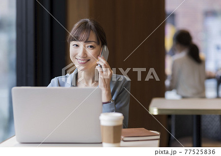 カフェで仕事をするビジネスウーマン カフェで仕事をするビジネスウーマン 77525836