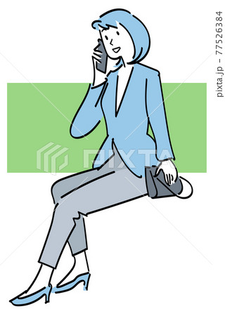 座ってスマホで会話をするオフィスレディ 77526384