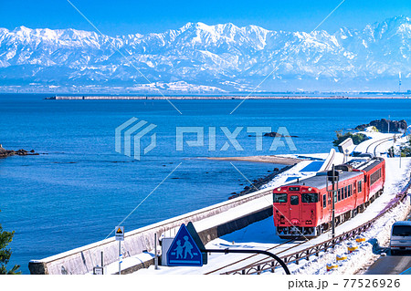 《富山県》冬の立山連峰と氷見線・絶景ローカル線 77526926