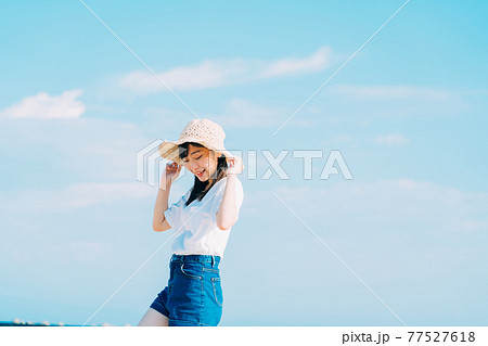 夏の空と女の子 77527618