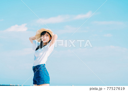 夏の空と女の子 77527619
