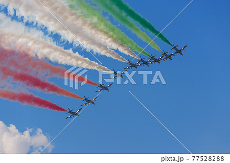 イタリア空軍アクロバットチーム「フレッチェ・トリコローリ」傘型隊形 イタリア空軍アクロバットチーム「フレッチェ・トリコローリ」傘型隊形 77528288