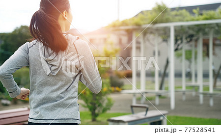 ランニングする女性 77528541