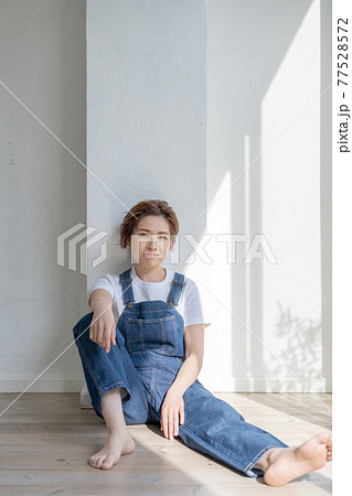 ジェンダーレス LGBT 男の子みたいな女の子 オーバーオールを着て床に座る女性 ジェンダーレス LGBT 男の子みたいな女の子 オーバーオールを着て床に座る女性 77528572