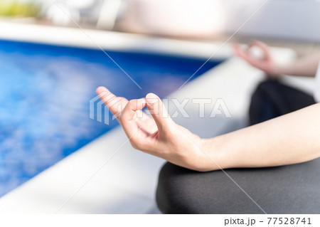 ヨガYOGA プールサイド マントラ瞑想 ヨガYOGA プールサイド マントラ瞑想 77528741