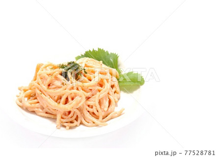 サラスパ　スパゲッティのサラダ　軽食　明るい背景 77528781