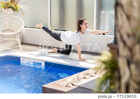 ピラティス ヨガYOGA プールサイド キャットバランス ピラティス ヨガYOGA プールサイド キャットバランス 77529650