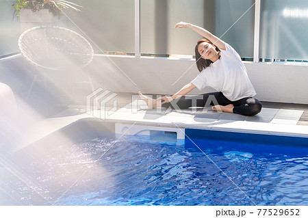 ピラティス　ヨガYOGA　プールサイド ストレッチ　女性 77529652