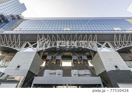 京都府京都市　晴天のJR京都駅烏丸口 77530426