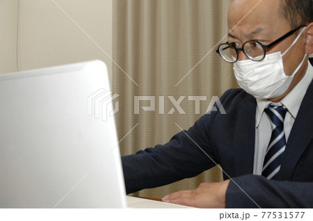 在宅ワークする中年男性 在宅ワークする中年男性 77531577