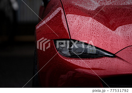 【車】濡れたスポーツカー・洗車イメージ【乗り物】 77531792