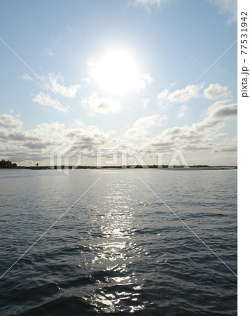 ベタニア村に向かうピローグの上から見る朝日（マダガスカル・モロンダバ） 77531942