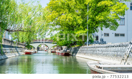 川下りで橋の下、歴史ある風景の中で、柳川、福岡 77532213