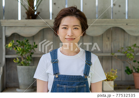 ジェンダーレス　LGBT 男の子みたいな女の子　庭に立つ若い女性 77532535