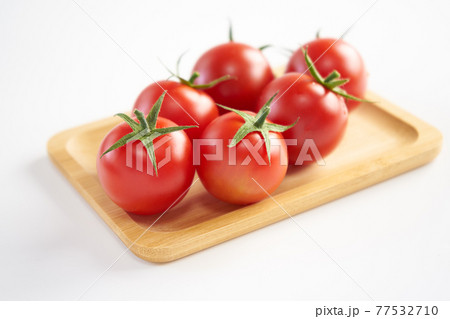 ミニトマトの実　白バックで 77532710