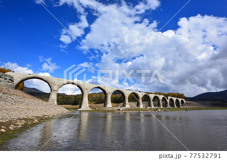 秋のタウシュベツ川橋梁 77532791