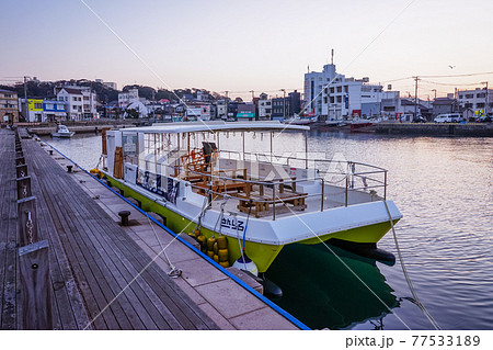 産直センター「うらりマルシェ」に隣接する「みうら・みさき海の駅」のゲストバース付近の夜明け 産直センター「うらりマルシェ」に隣接する「みうら・みさき海の駅」のゲストバース付近の夜明け 77533189