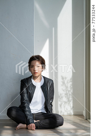 ジェンダーレス LGBT 男の子みたいな女の子 床に座る革ジャンを着た若い女性 ジェンダーレス LGBT 男の子みたいな女の子 床に座る革ジャンを着た若い女性 77533244