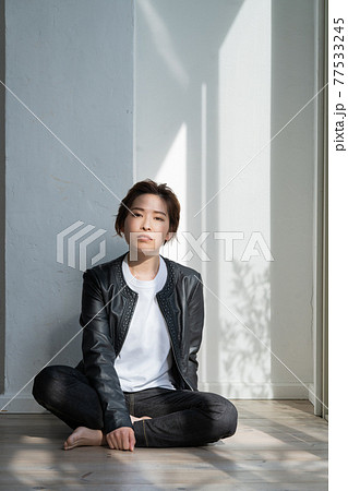 ジェンダーレス LGBT 男の子みたいな女の子 床に座る革ジャンを着た若い女性 ジェンダーレス LGBT 男の子みたいな女の子 床に座る革ジャンを着た若い女性 77533245