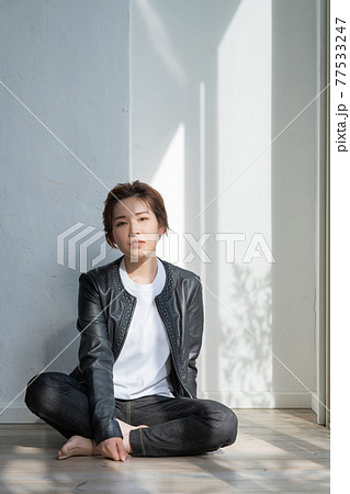ジェンダーレス Lgbt 男の子みたいな女の子 床に座る革ジャンを着た若い女性の写真素材