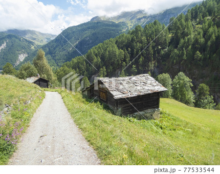 スイス・ツェルマット 登山道の脇にある古い小屋 スイス・ツェルマット 登山道の脇にある古い小屋 77533544