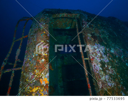 熱帯の深い海に横たわる沈没船の船尾 (シミラン諸島、タイ王国) 77533695