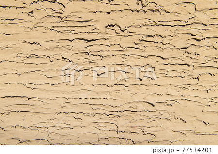荒々しく塗りつけられた土壁 77534201