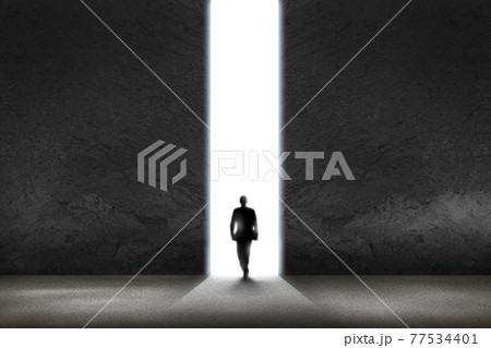 ドアの先、光の中へ向かう人のイラスト素材 [77534401] - PIXTA