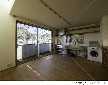 リゾート地のカントリーキッチンリビング 77534804