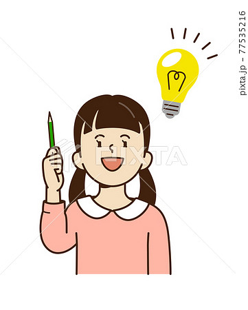 右手で鉛筆を上げる少女 77535216