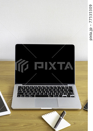 ノートパソコン とタブレットとスマートフォン 77535309