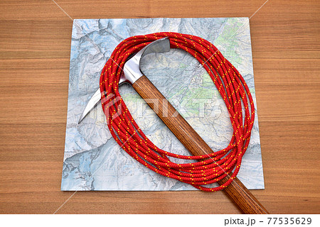 登山イメージ　登山用品　山岳装備　ピッケル　ザイル　　 77535629
