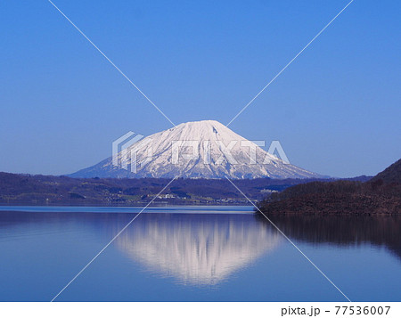 洞爺湖の湖面に映る逆さ羊蹄山 洞爺湖の湖面に映る逆さ羊蹄山 77536007