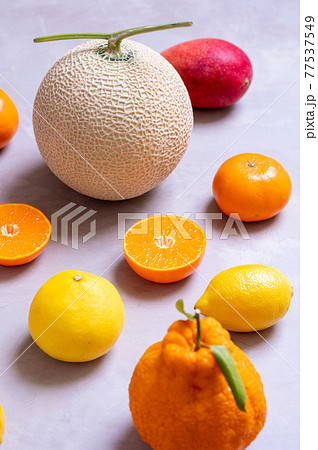 果物いっぱいのイメージ写真 果物いっぱいのイメージ写真 77537549