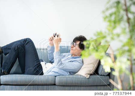 ゲーム　若い男性　ゲーマー 77537944