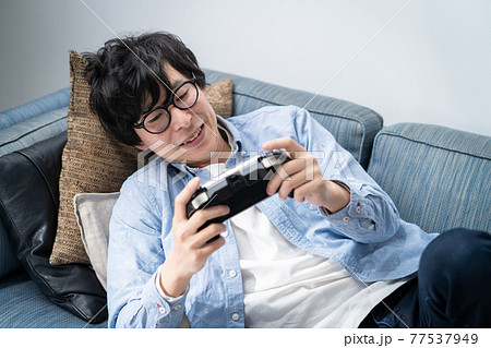 ゲーム　若い男性　ゲーマー 77537949
