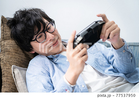 ゲーム 若い男性 ゲーマー ゲーム 若い男性 ゲーマー 77537950