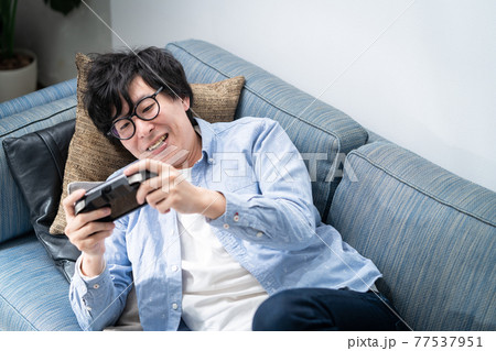 ゲーム　若い男性　ゲーマー 77537951