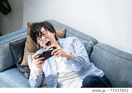 ゲーム 若い男性 ゲーマー ゲーム 若い男性 ゲーマー 77537952