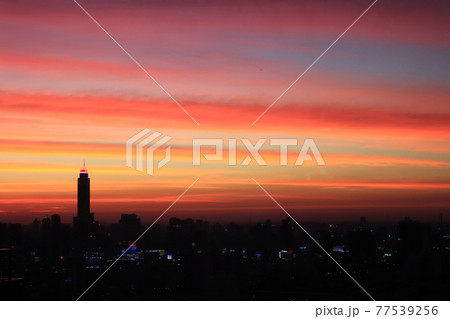 夕焼け空とバイヨークタワー2／タイ・バンコクの風景 77539256
