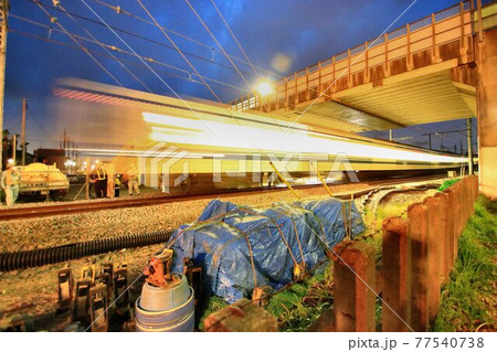 鉄道高架化・線路切り替え夜間工事を終え試運転列車を見守る【東武アーバンパークライン】野田市〜梅郷駅間 77540738