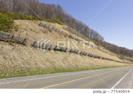 雪崩防止柵のある道路 77540954